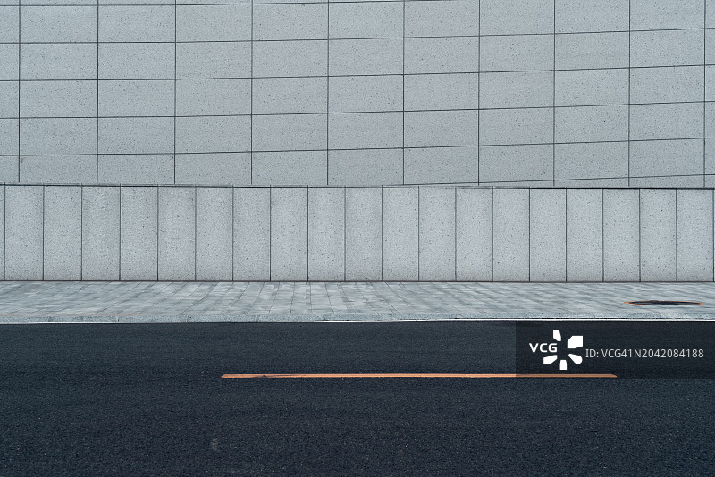 靠墙的空旷道路图片素材