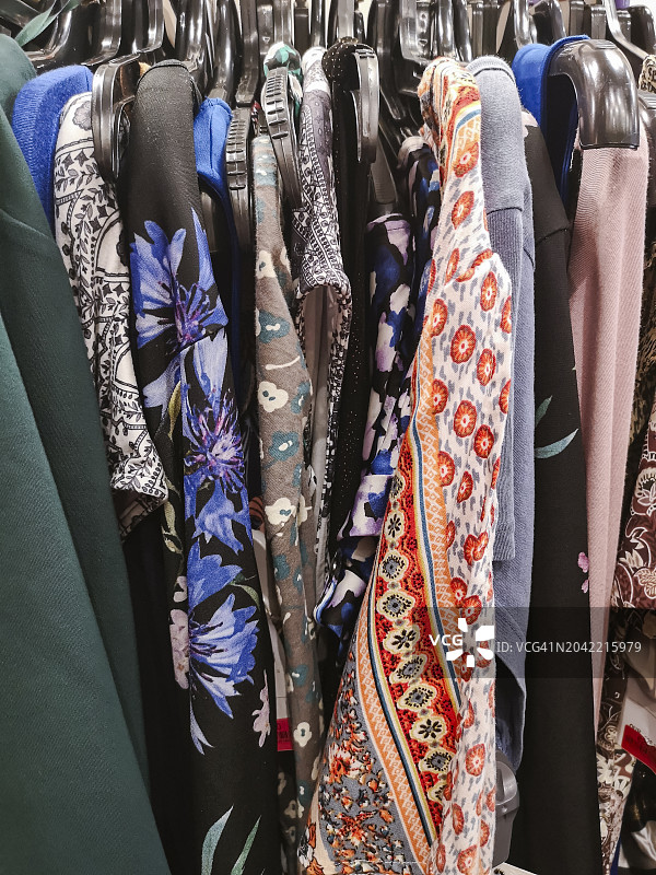 服装店衣架上出售的多种服装图片素材