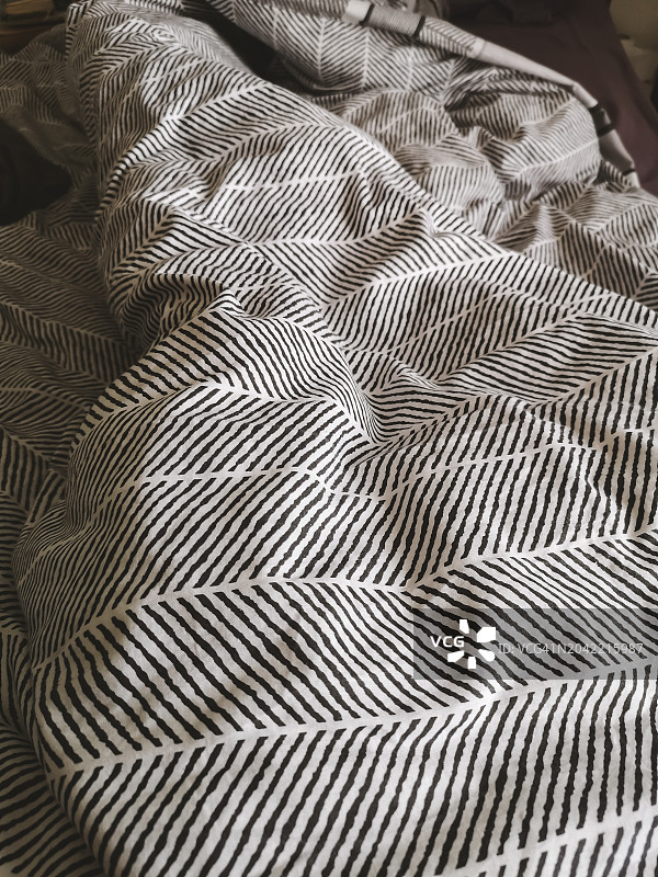 黑白条纹图案床罩图片素材