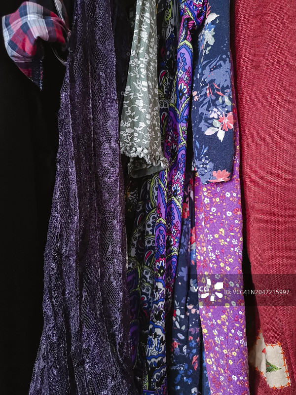 女士服装特写：紫色和红色与精美图案图片素材