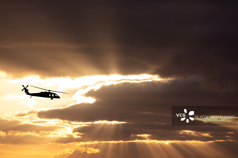 夕阳天空背景下的军用直升机图片素材