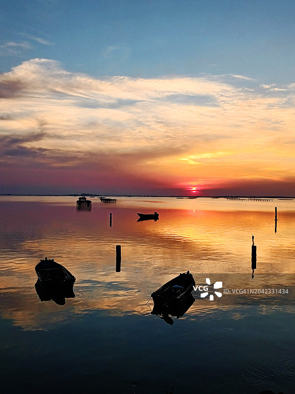 波河三角洲壮丽的日落和渔船图片素材