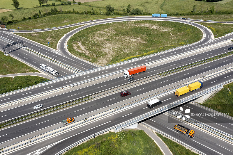 高速公路交叉路口的卡车图片素材