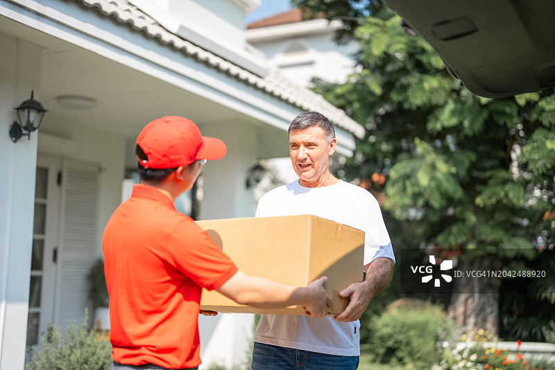 快递员送包裹图片素材