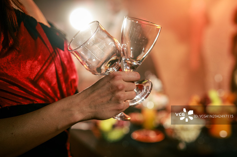 万圣节派对手持葡萄酒杯品酒图片素材