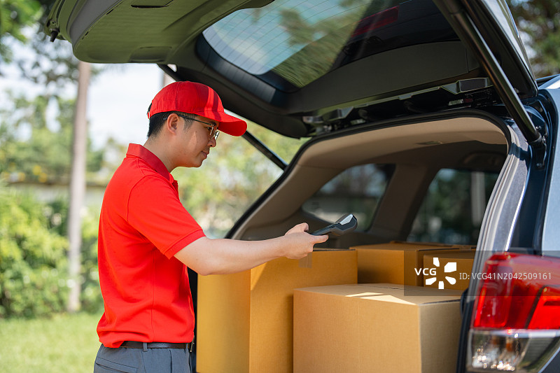 男人接收包裹图片素材