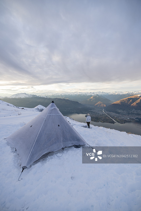 女登山家准备在雪地里过冬图片素材