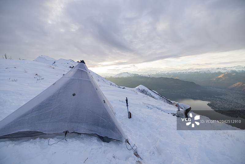 女登山家准备在雪地里过冬图片素材