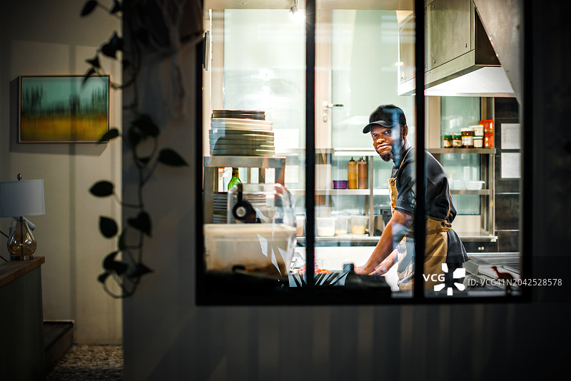 幕后厨师的热情图片素材