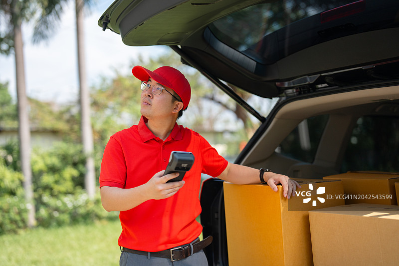 男人接收包裹图片素材