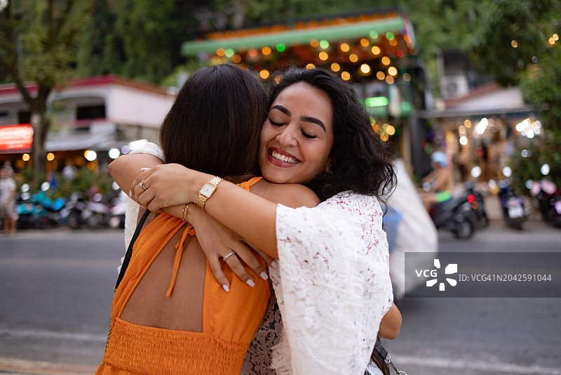 在街上拥抱的快乐女人们图片素材