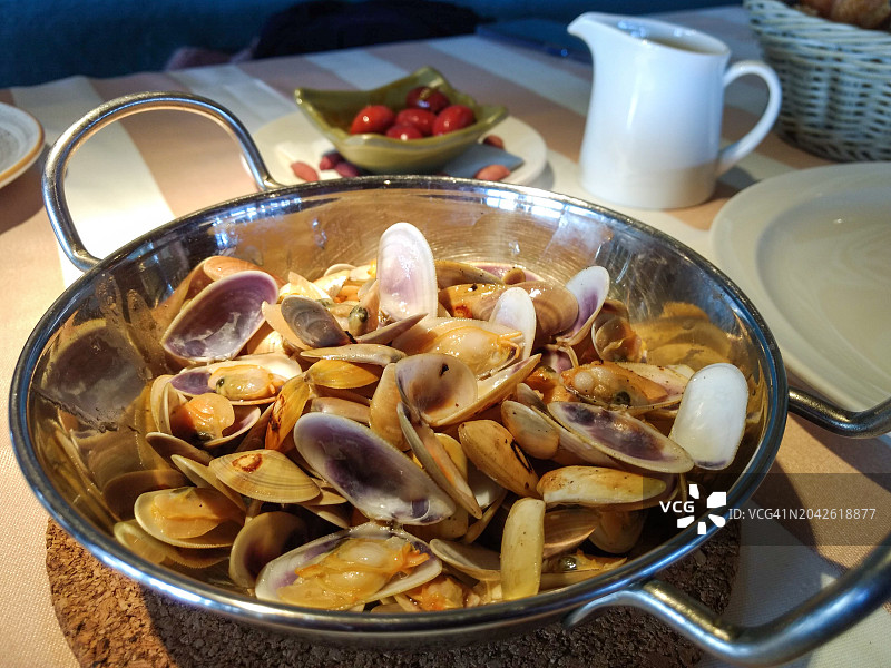 热气腾腾的蛤蜊图片素材