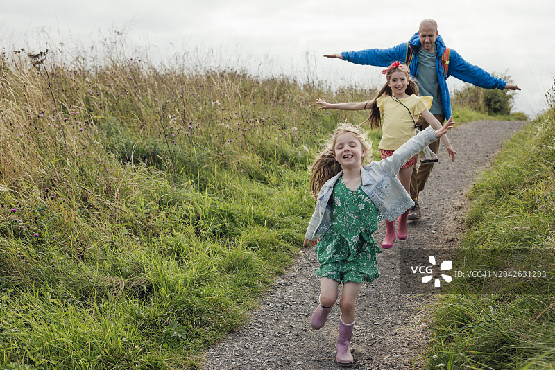 有趣的家庭散步图片素材