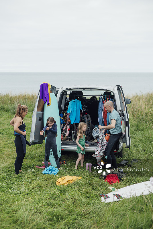 家庭游泳图片素材