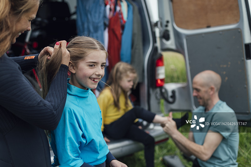 正在编头发图片素材