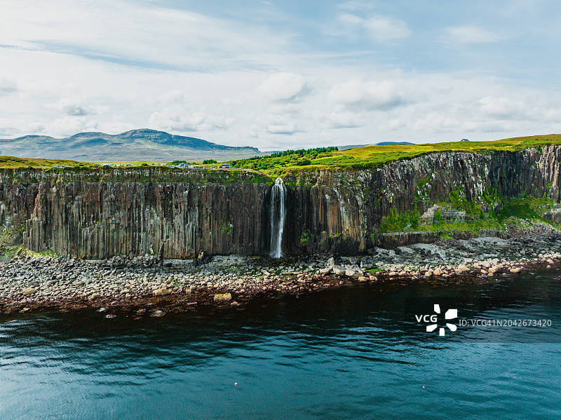 无人机视角：苏格兰斯凯岛基尔特岩和米尔特瀑布图片素材