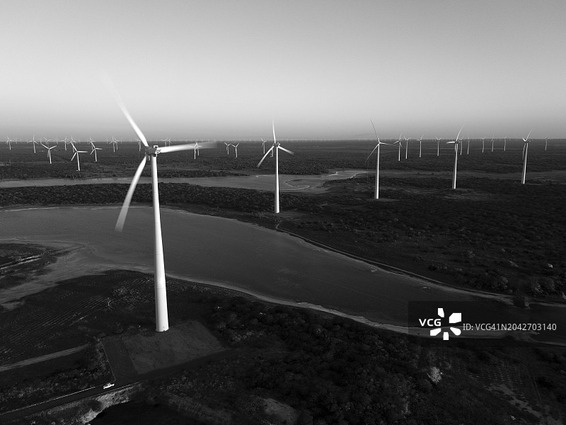 黑白航拍：巴西北里奥格兰德州的风力涡轮机农场图片素材