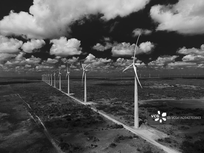 黑白航拍：巴西北里奥格兰德州的风力涡轮机农场图片素材