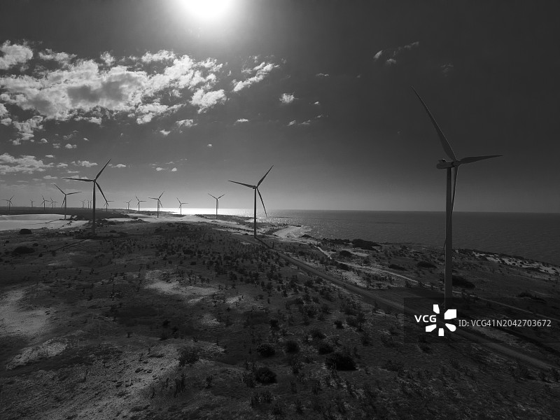 黑白航拍：巴西北里奥格兰德州的风力涡轮机农场图片素材