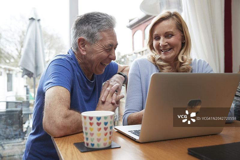 居家老年夫妇图片素材
