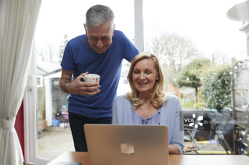 居家老年夫妇图片素材