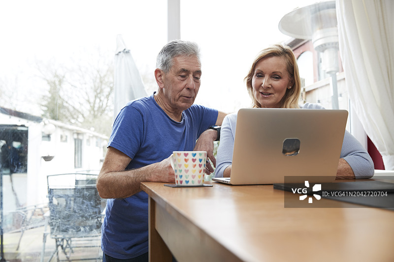 居家老年夫妇图片素材