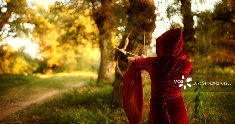 森林中拿着弓箭的神奇女人图片素材