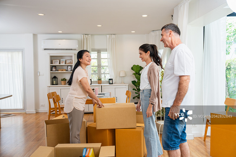 新的开始：搬家促进生活改变图片素材