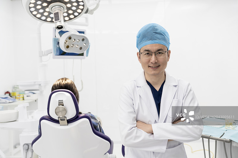 在手术室里的一位亚洲男牙医图片素材