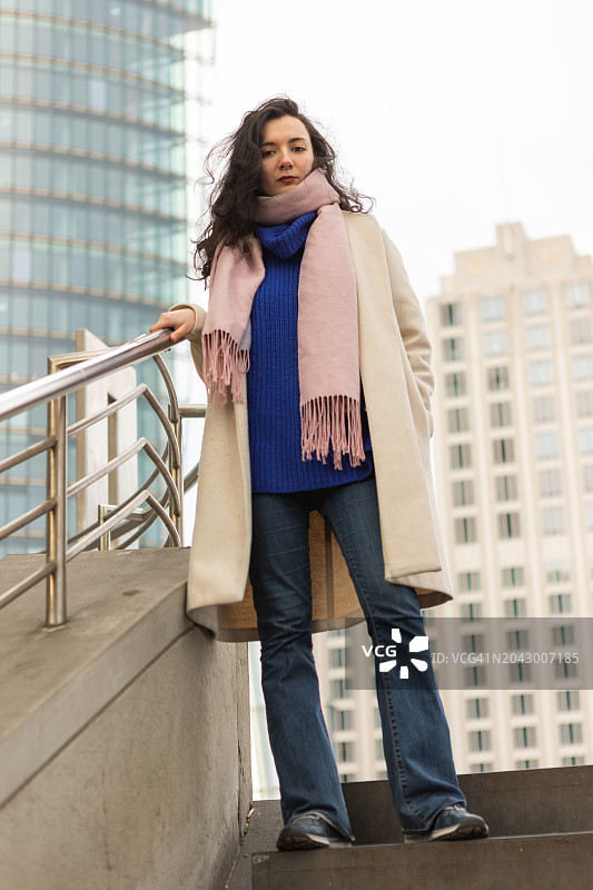 身穿彩色服装的年轻黑发女子户外肖像图片素材