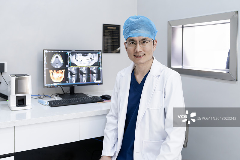 亚洲男医生在X光设备控制室图片素材