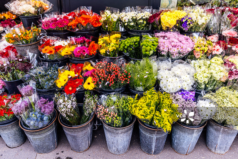巴黎街头花店出售的彩色鲜花图片素材