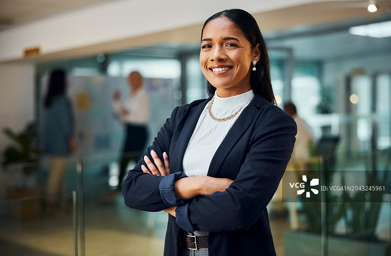 微笑的女商人肖像，在墨西哥办公室工作的自信顾问图片素材