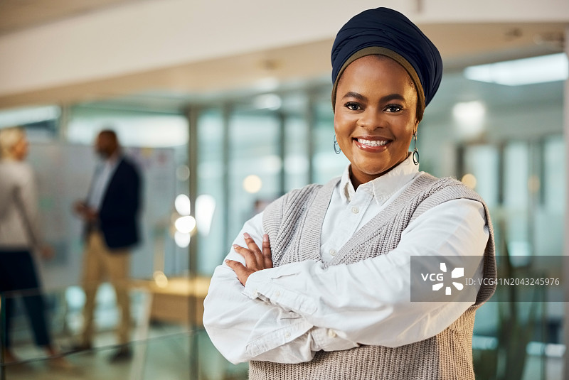 办公室里自信快乐的黑人女商人肖像图片素材