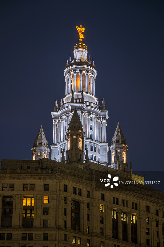 纽约曼哈顿市政大楼顶部夜景图片素材