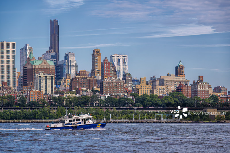 纽约市警察局的警用船只从东河上的布鲁克林驶过图片素材