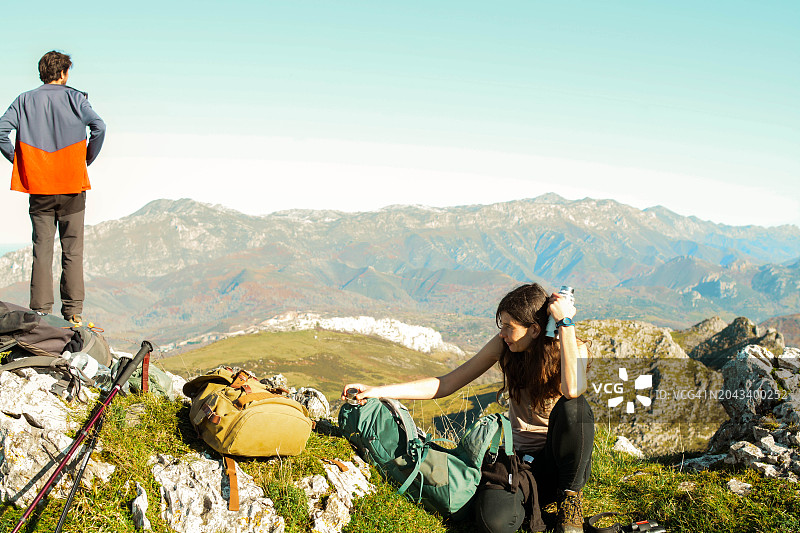 登山后在山中休息的两位徒步旅行者图片素材