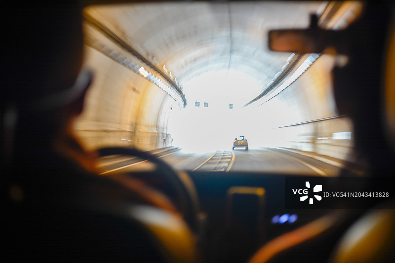 在高速公路上驾车通过隧道图片素材