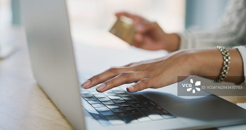 网上购物：使用笔记本电脑和银行卡进行支付图片素材