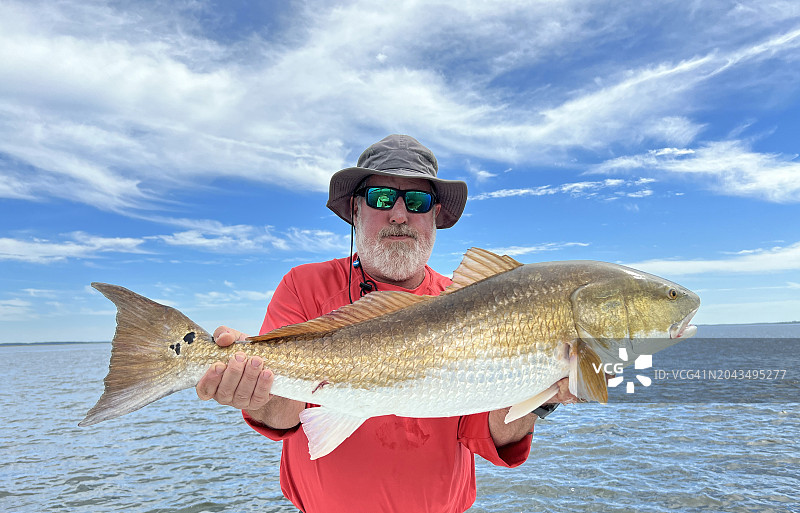 渔夫和红鼓鱼图片素材