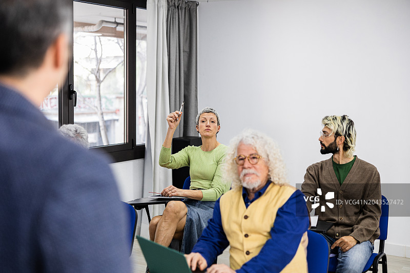 在课堂上提问的成年学习者图片素材