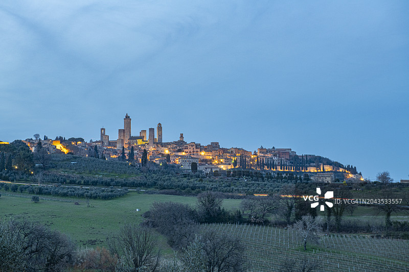 托斯卡纳：圣吉米尼亚诺的黄昏景色图片素材