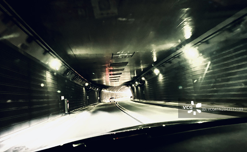 透过汽车挡风玻璃看到的风景图片素材