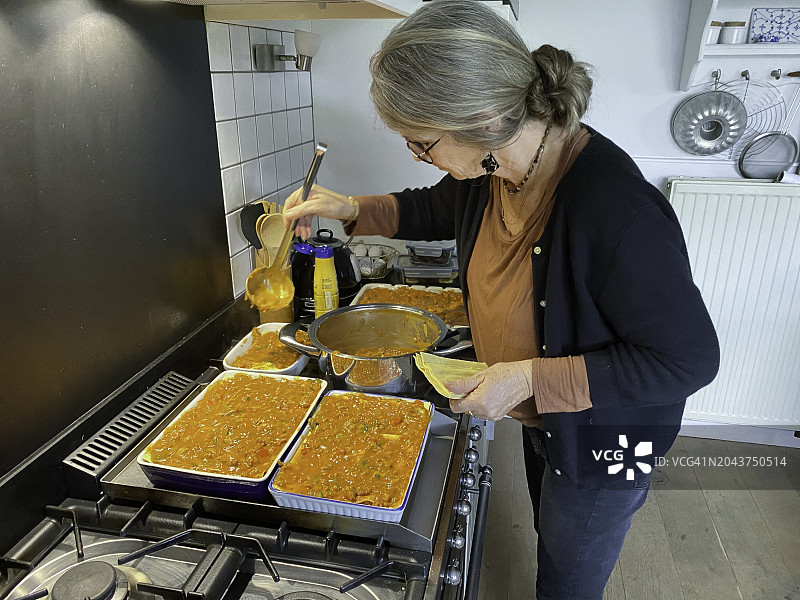 祖母制作千层面图片素材