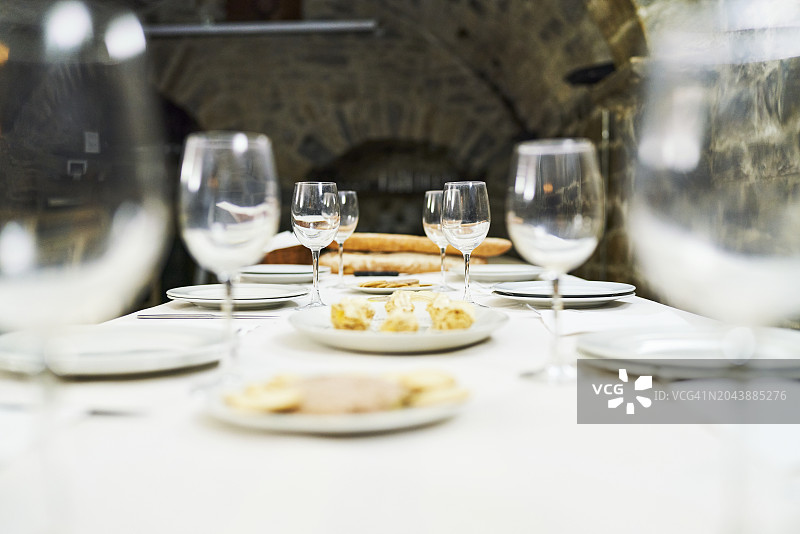 已摆放好的餐桌，空盘和酒杯图片素材