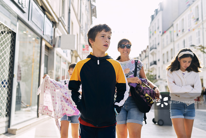 男孩和母亲姐妹在街上人像图片素材