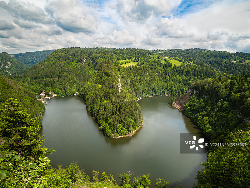 法国和瑞士边界 Doubs 河景观鸟瞰图图片素材