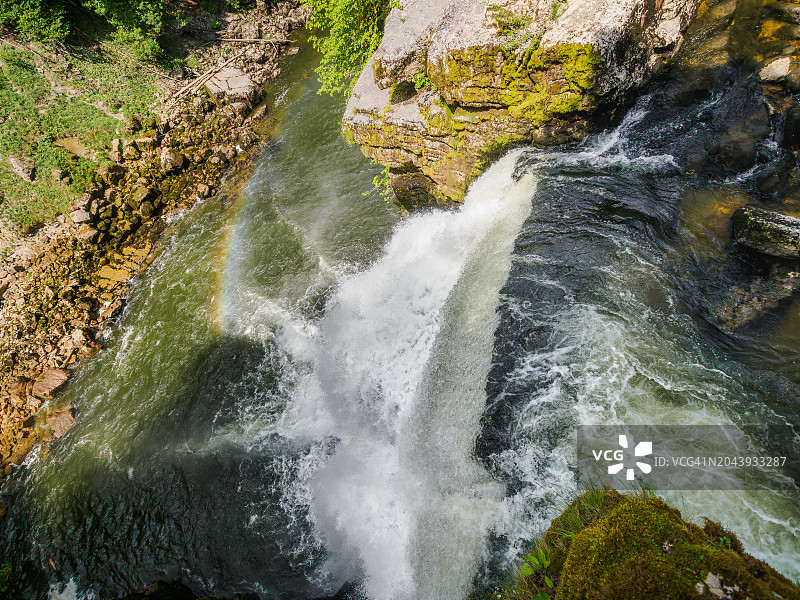 法国和瑞士边境杜布河瀑布鸟瞰，可见彩虹图片素材