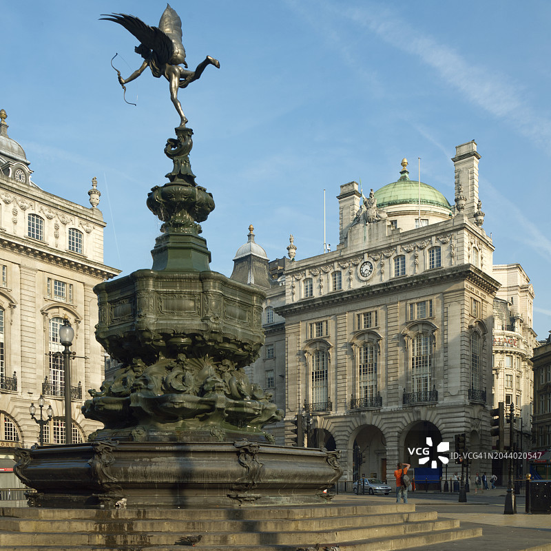 英国伦敦皮卡迪利广场的爱神雕像图片素材