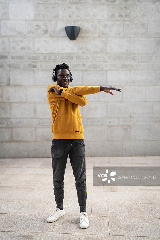 在户外伸展的跑步者图片素材